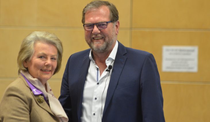Burgthanns Bürgermeister Heinz Meyer verabschiedet Gemeinderätin Veronika Nette.