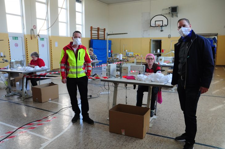 Dominik Berger (links), Chef von Sutura, und Bürgermeister Frank Pitterlein testen die Masken der Helferinnen am neuen Standort „Schnaittacher Turnhalle“.
