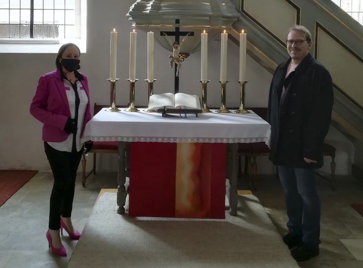 Andrea Thema bei der Übergabe der beiden Paramente an Pfarrer Alexander Seidel in der Wilhelmsdorfer Hugenottenkirche.