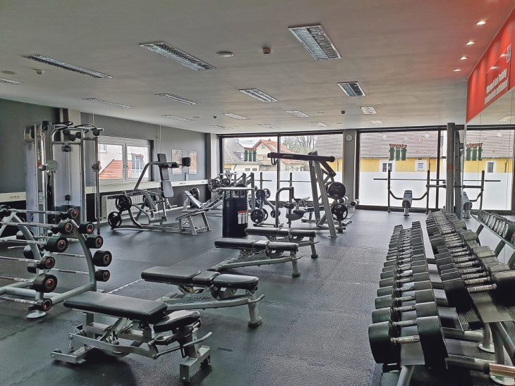 Ein menschenleeres Fitnessstudio in Röthenbach: Der Betrieb ist momentan vom Freistaat untersagt. Haben die Betreiber deshalb einen Entschädigungsanspruch?