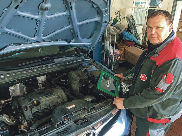 Nicht nur der Schnaittacher Betrieb von Horst Britting (im Bild), auch andere Werkstätten haben deutlich weniger Umsatz. Nur notwendige Reparaturen dürfen durchgeführt werden.