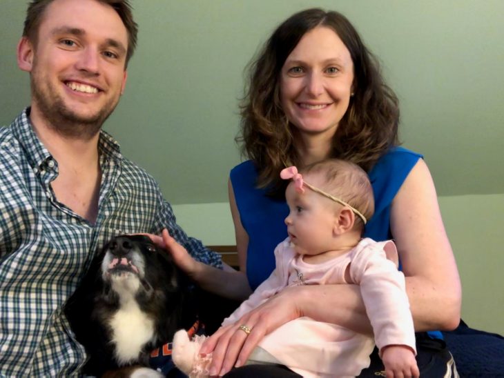 Vor allem wegen ihrer kleinen Tochter Maddie haben Katharina und Alex Pennington das Coronavirus schon lange vor der Ausbreitung in den USA über CNN verfolgt. Zusammen mit Familienhund Dude genießt die kleine Familie jetzt das Leben im Home-Office.