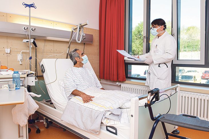 Dr. Dane Wildner, Chefarzt der Abteilung für Innere Medizin in Lauf, bei der Visite. Yusuf K. hat eine schwere Covid-19-Erkrankung gut überstanden.