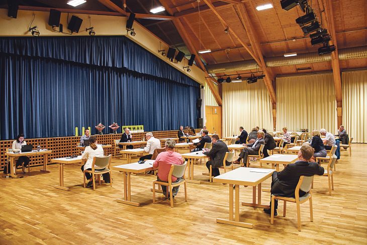 Stifte raus, Klassenarbeit? Nein, das Foto zeigt die Stadträte bei der Sitzung am Donnerstag in der Karl-Diehl-Halle. Jeder hatte auf seinem Tisch eine Plastiktüte, um beim Sprechen ins Mikrofon keinen Speichel zu hinterlassen.