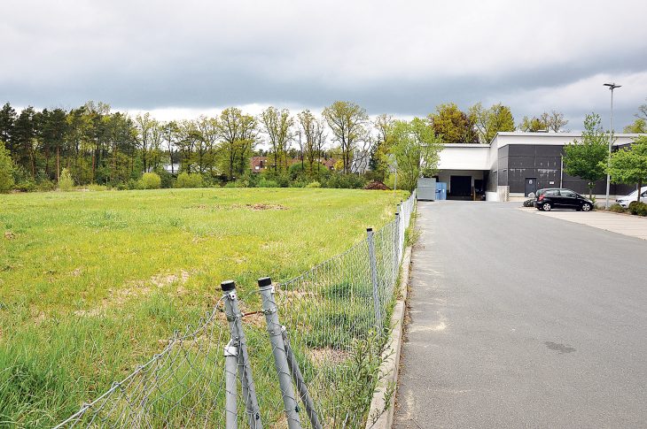 Auf diesem Grundstück neben dem Lidl-Markt in Behringersdorf soll der Containerbau für die Krippe entstehen. Geschätzte Kosten dafür: etwa 430 000 Euro.