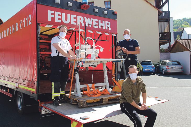 Die Feuerwehr Schnaittach half beim Abtransport der Nähmaschinen.