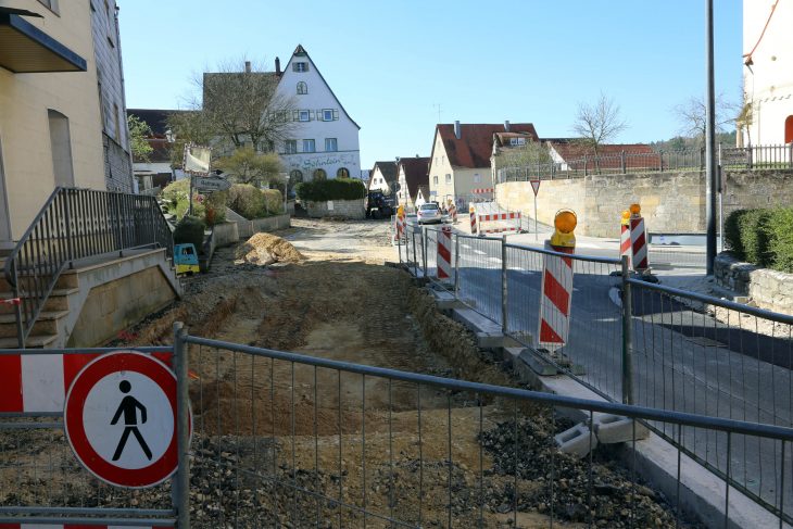 Durch die Baustelle in Henfenfeld geht es zur Zeit nur einspurig.