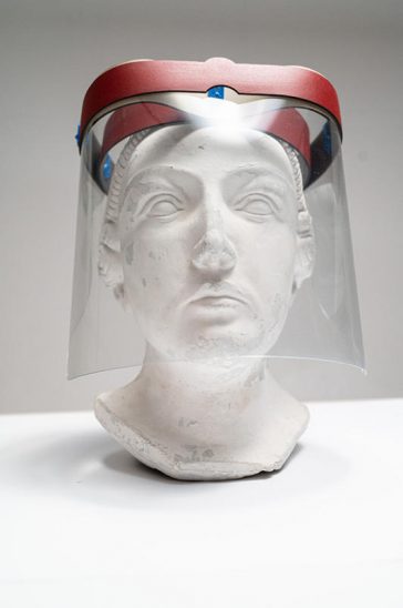 Ein Schild – keine Maske: Der Gesichtsschild von Ulf Geer ermöglicht es, das ganze Gesicht des Gegenüber zu sehen.