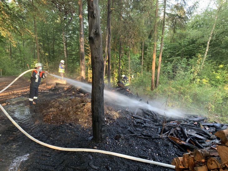 Die Löscharbeiten im Wald zogen sich über mehrere Stunden.