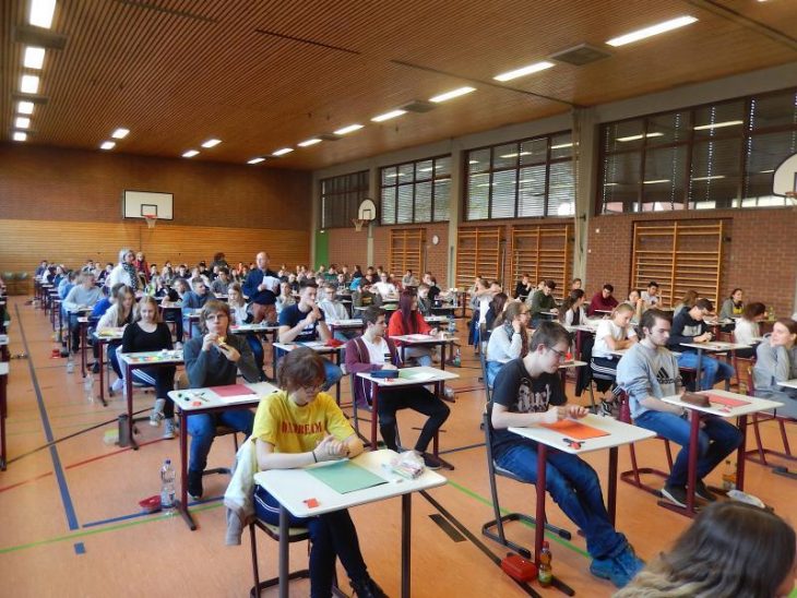 So sah der Startschuss zum Abitur 2019 aus: Alle Abiturienten sitzen in der Turnhalle des PPG konzentriert vor ihren Prüfungsbögen. Das Bild wird dieses Jahr anders sein.