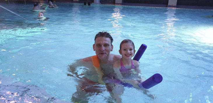 Der Präsident des Deutschen Schwimmlehrer Verbands, Alexander Gallitz, mit einer Schwimmschülerin, die offensichtlich Spaß am Unterricht hat.