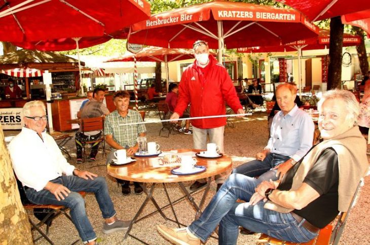 Auch während der Corona-Pandemie war Kratzers Biergarten eine beliebte Anlaufstelle. Auf diesem Bild aus dem Jahr 2020 nimmt Gerhard Kratzer Maß in Sachen Mindestabstände.