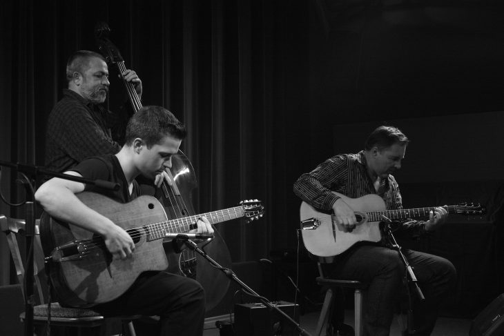 Erinnerungen an viele Konzerthöhepunkte der vergangenen Jahre wie hier das Diknu Schneeberger Trio im Herbst 2017 im Kick wecken die Schwarzweiß-Fotografien von Herbert Schlittenbauer.