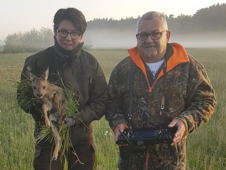 Morgens um 5.30 Uhr: Rudi Ulrich mit Laura Köstler und einem geretteten Kitz aus dem Revier Wildwies von Jürgen Dorsch/Florian Pöllet in Oberferrieden/Kemnath. Das mittels der Drohne rechtzeitig entdeckte Kitz wird in Sicherheit gebracht und später von seiner Mutter versorgt.