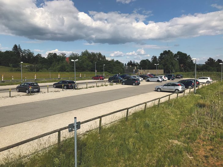 Die Umwandlung des provisorischen Krankenhausparkplatzes an der Kunigundengasse in einen Dauerparkplatz wurde erneut vom Bauausschuss befürwortet. Entsprechend wurde das Bebauungsplanverfahren weiter auf den Weg gebracht. Hier können nun zum zweiten Mal Bürger, Behörden und Organisationen Bedenken vorbringen, die dann geprüft werden müssen.