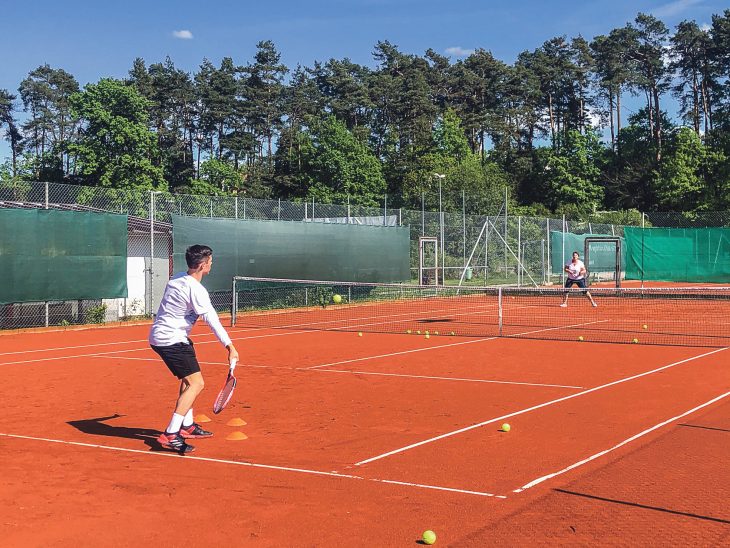 Darauf haben viele Tennisfreunde sehnsüchtig gewartet: Es darf wieder gespielt werden; wie hier auf den Plätzen des TSV Lauf.