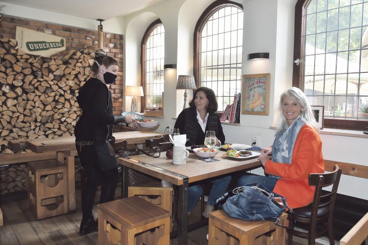 Ines Müller und ihre Kollegin Kirsten Ehrenberg sind froh, dass sie ihre Mittagspause nicht im Regen verbringen müssen.