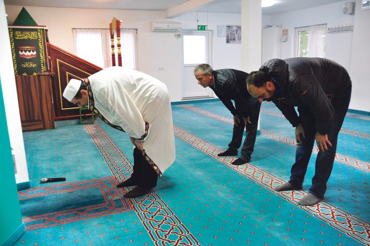 Imam Saruhan Senol und die Vorsitzenden des Ditib-Vereins beim Gebet in der Laufer Moschee.
