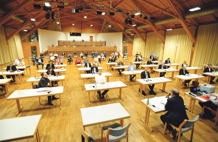 Wegen der Pandemie fand die konstituierende Sitzung des Röthenbacher Stadtrats nicht im Rathaus statt, sondern in der Karl-Diehl-Halle.