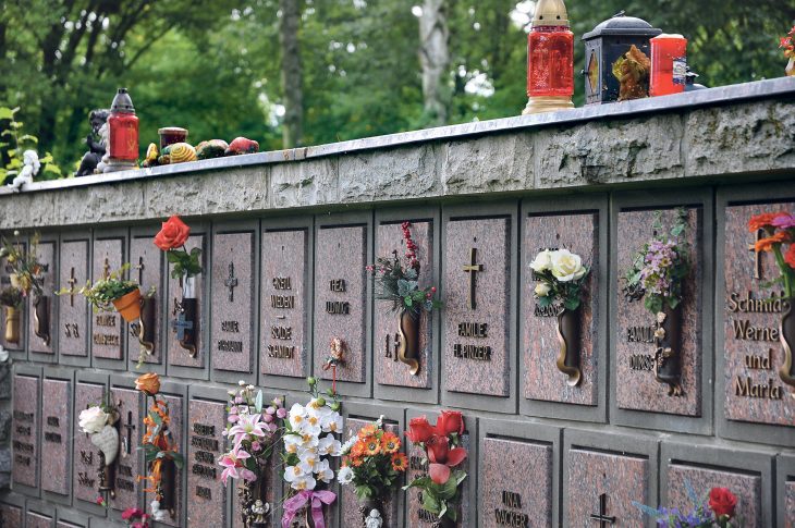 Eine Urnenwand auf dem Laufer Friedhof. Hier fanden seit Mitte März, seit dem Inkraftreten der Ausgangsbeschränkung im Freistaat, keine Beisetzungen von Urnen mehr statt. Das ändert sich jetzt.