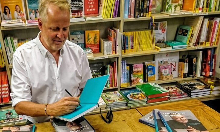 Ein kurzer Anruf von Lilliput Mitinhaber Thomas Lorenz genügt: Wolfgang Haffner kommt vorbei und signiert „Das Haffner Alphabet“.