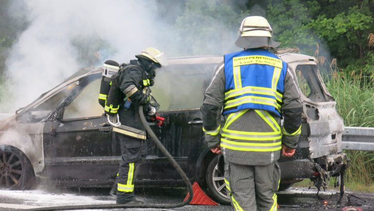 Bis die Feuerwehr eintraf, hatte sich das Feuer bereits auf das ganze Auto ausgebreitet.