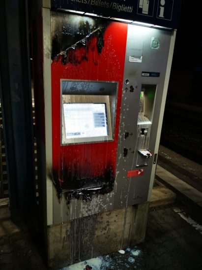 Der Fahrkartenautomat war oberflächlich angeschmort und mit Joghurt beschmiert.