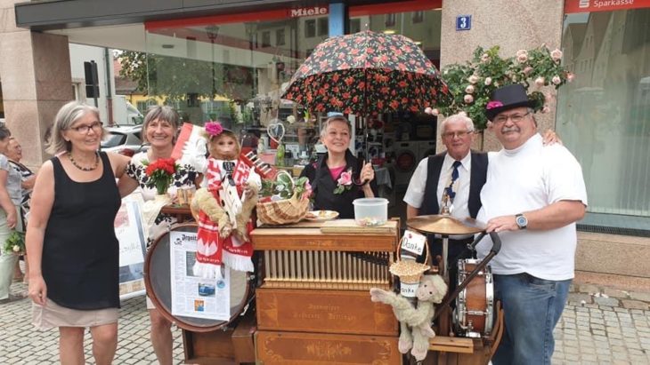 Solche Bilder wird es in diesem Jahr nicht geben: Der Rosenmarkt, den Dorothea Müller Philipps Sohn, Angelika Pflaum, Doris Kiener (v. links) und Jürgen Wild (rechts) organisieren, ist abgesagt.