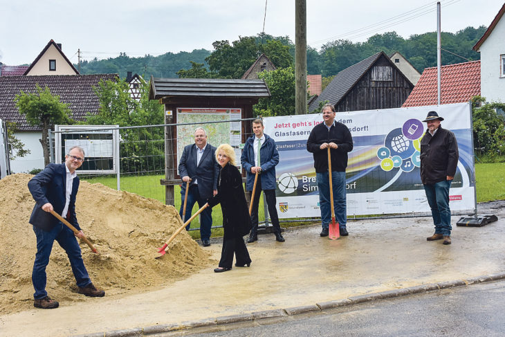 Bis Herbst 2020 soll der Breitbandausbau in den drei Ortsteilen dauern. Johannes Bisping, Bürgermeister Perry Gumann, seine Stellvertreterin Andrea Lipka und Stefan Heilmann vom Träger des Bundesförderprogramms (von links) leiteten den Baubeginn ein.