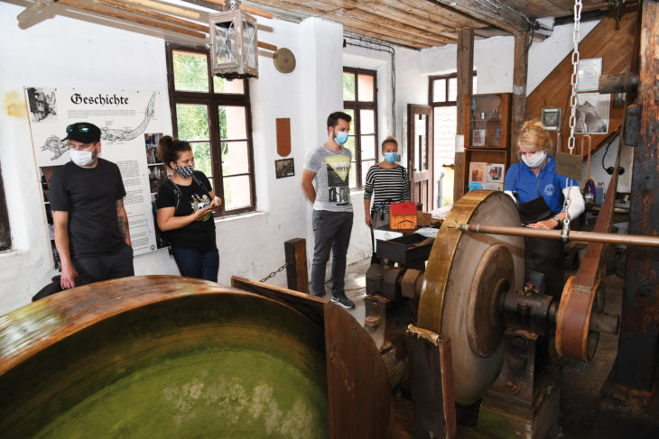 Altstadtfreundin Heike Fischer in Aktion mit den ersten Besuchern der Laufer Schleifmühle nach der  Winter- und Coronapause.