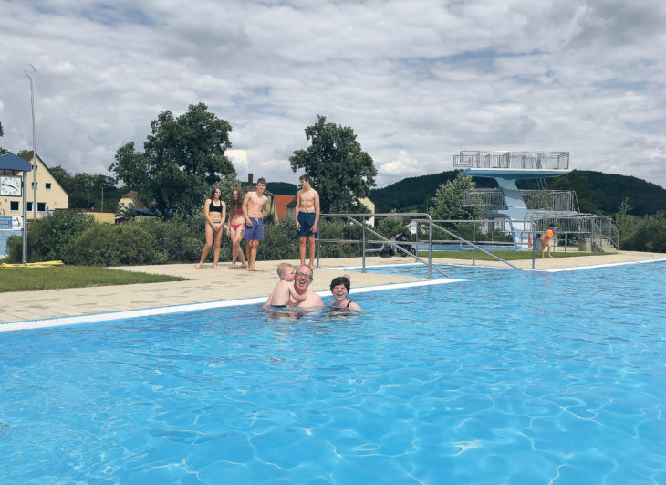 Jugendliche und Familien freuen sich über das warme Wetter und den Platz im Becken im Schnaittacher Freibad.