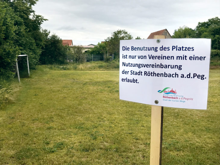 Für Privatleute verboten: der Bolzplatz im Röthenbacher Ortsteil Haimendorf. Eine Beschränkung nur auf Vereine sei in den Vorgaben des Freistaats nicht enthalten, teilt dazu das Gesundheitsministerium mit.