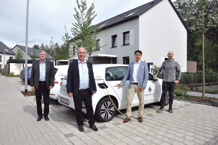 Der Leiter der Röthenbacher Stadtwerke, Waldemar Munkert, Bürgermeister Klaus Hacker sowie Paul Papendieck und Lars Lambrecht von der Deutschen Reihenhaus AG (von links) vor den beiden Car-Sharing-E-Autos.