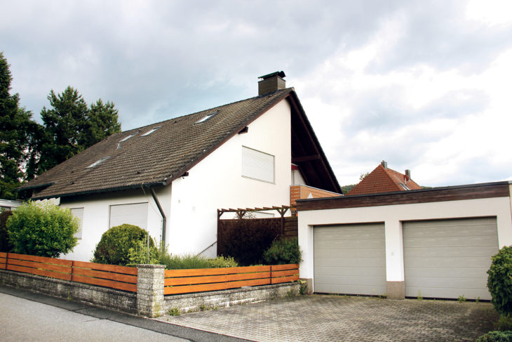 In diesem Haus in einer ruhigen Schnaittacher Wohngegend lebte Ingo P. viele Jahre lang mit seinen Eltern zusammen. Dann brachte er sie um. Hinterbliebene verhinderten jetzt, dass der Doppelmörder das Haus erbt.