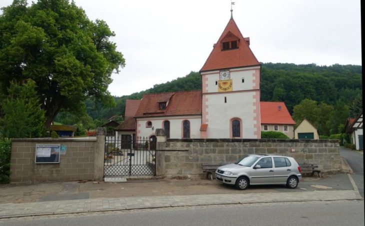 Der Friedhofsvorplatz in Alfalter soll im Zuge der Dorferneuerung umgestaltet werden.