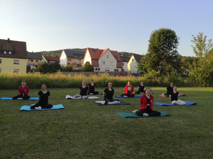 Endlich wieder gemeinsam: Die Garden der FG Närrschbruckia beim Training im Rosengarten