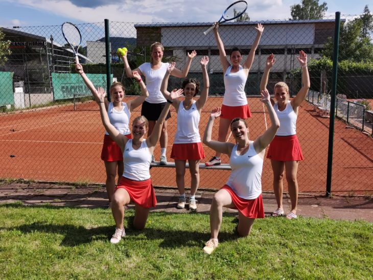 Erstes Spiel, erster Sieg: Das gemeinsame Tennisdamenteam des TC Hersbruck und des SC Pommelsbrunn ist erfolgreich in die neue Saison gestartet. Unser Bild zeigt die Spielerinnen Christiane Kohl, Sandra Hupfer (hinten, v. links), Franziska Kopp, Vera Morgenroth, Sandra Schmidt (mittlere Reihe, v. links) sowie Lisa Söhnlein und Susanne Luber (vorne, v. links).