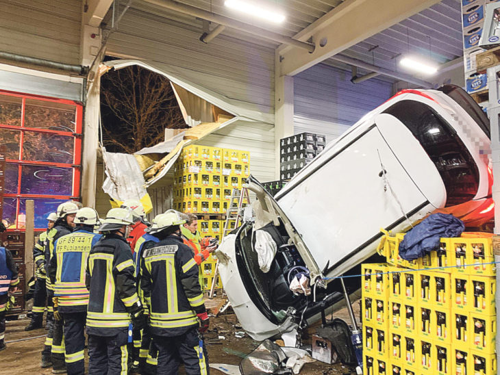 Der Ford flog in der Nacht auf Silvester 2019 etwa 30 Meter durch die Luft, ehe er in einer Getränkelagerhalle am Bräunleinsberg landete. Dabei wurden die beiden mutmaßlichen Autoräuber schwer verletzt.