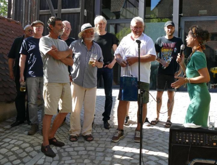 Unser Foto zeigt die Mitglieder der Bücherwerkstatt: Thomas Lunz, Dan Reeder, Michael Gölling, Armin Krohne, Günther Tobisch, Woldemar Fuhrmann, Siggi Zimmermann, Johannes Stahl und Timo Reger (verborgen) mit Leiterin Ingrid Pflaum bei der „Geburtstagsfeier“ anno 2019 im Hirtenmuseum.