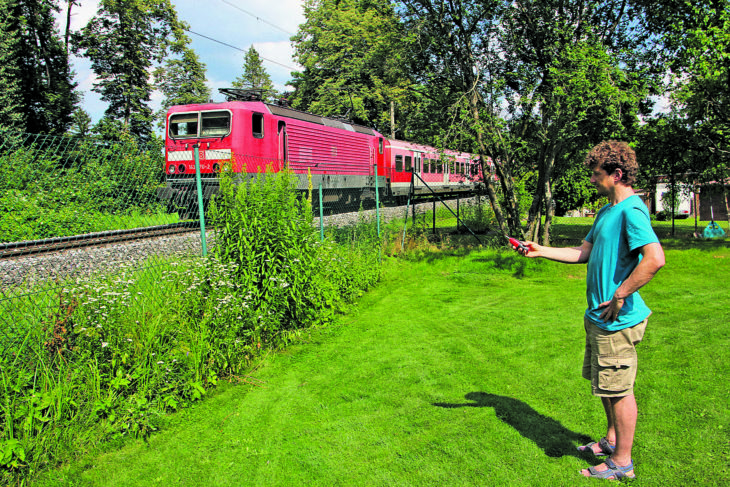 Anwohner in der Schulzestraße in Altdorf sagen, dass die Lärmbelastung an der S-Bahn-Strecke in den vergangenen Jahrzehnten noch nie so schlimm war wie jetzt. Hier misst Uwe Friedel im Garten von Martin Pöllot die Dezibel-Werte. Erneut sind es um die 90 dB. Foto: Alex Blinten