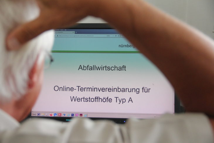 Termine am Wertstoffhof werden online vergeben. Viele Senioren haben aber keinen Computer. Kann man sie einfach ausgrenzen? Die Verantwortlichen am Landratsamt machen deutlich, dass in Ausnahmefällen auch telefonische Vereinbarungen möglich sind.