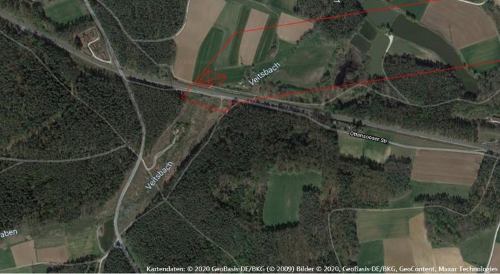 Innerhalb eines 200 Meter breiten Bereichs (rote Linien) sollen an geeigneter Stelle die künftigen Stromleitungen von der S-Bahnstrecke (in der Bildmitte von links nach rechts) zur rechten Bahnstrecke verlaufen. Der Standort des Schaltwerks östlich von Ottensoos (links oben der Sportplatz und die Bahnunterführung Richtung Rüblanden) ist mit einem X markiert.