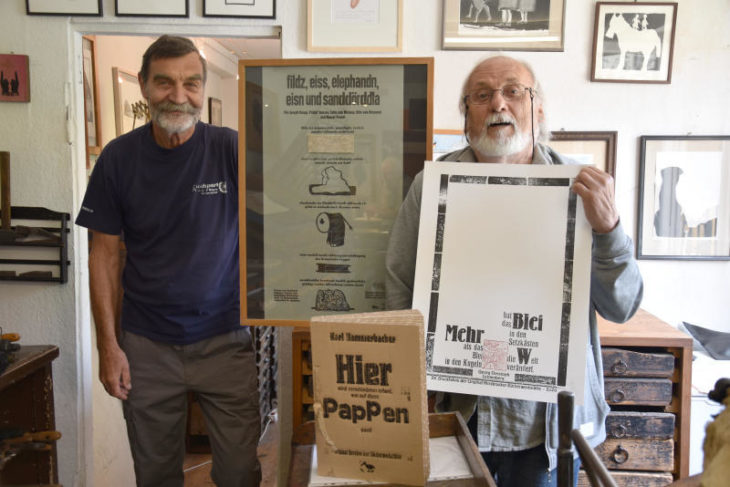 Michael Gölling (links) und Günther Tobisch mit ihren neuen Drucken, die auch käuflich zu erwerben sind.