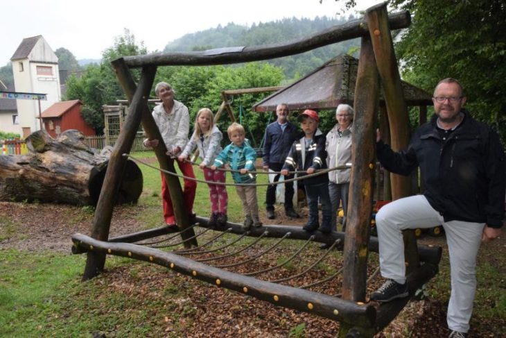 Sind stolz auf ihren Spielplatz: Regine Hahn-Schuller, Erich Pörner (hinten, v.l.) und Bürgermeister Klaus Albrecht (r.) zusammen mit Erzieherin Anette Schütze (hinten, 2.v.r.) und Kindern des Kindergartens.