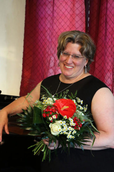 Blumen als Dankeschön für ein fantastisches Klavierkonzert, gespielt von Schlossherrin Denette Whitter.