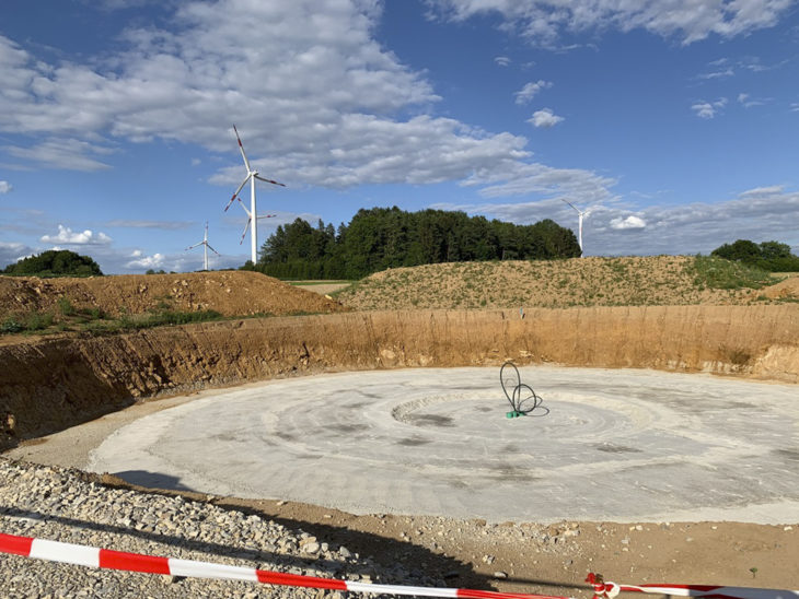 Auf der Eismannsberger Hochfläche entstehen die gewaltigen Fundamente aus Beton und Stahl für die Windräder, die mit einer Nabenhöhe von 149 Metern in den Himmel ragen werden.