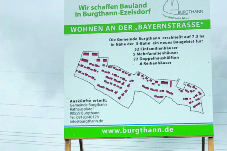 Hier wirbt die Gemeinde für das neue Baugebiet an der Bayernstraße hinter der Tafel. Auf dem eingezeichneten Lageplan befinden sich die fünf unterschiedlich großen Grundstücke für Mehrfamilienhäuser im Nord-Osten (links oben).