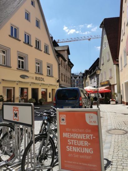 Mit der Mehrwertsteuersenkung wirbt in Hersbruck kaum jemand; lediglich bei dieser großen Drogerie-Kette war ein entsprechender Hinweis zu sehen.