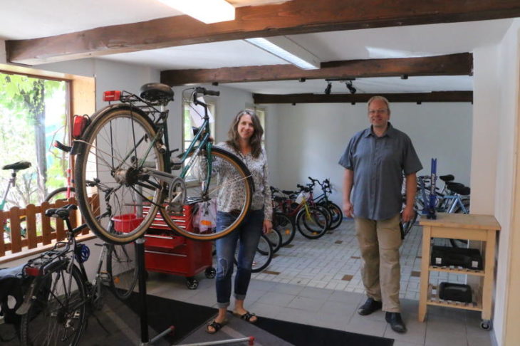 Die ersten Räder haben Melanie Ketterer und Ulrich Münster schon im neuen „sozialen Radhaus“ in Altensittenbach aufgestellt.
