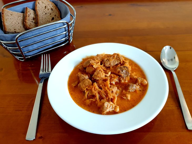 Szegediner Gulasch weckt bei PZ-Redakteurin Isabel Krieger viele Erinnerungen. Welches Gericht lässt bei Ihnen Urlaubsfeeling aufkommen?